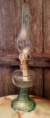 Antiques & Collectibles dans Batroun - قنديل كاز زجاجي أثري قديم وقاعدة ملونة | Vintage Glass Kerosene Oil Lamp