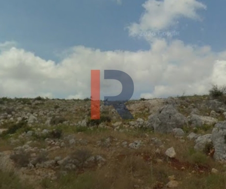 R9-3583 Land for Sale in Nakhleh – Koura, 1864 m², Villas Area, Zoning 20/40