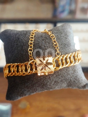 Clothes, Footwear & Accessories in Beirut City - سوار نسائي أنيق بتصميم حلقات متداخلة | Elegant Women&#039;s Chain Bracelet with Square Charm