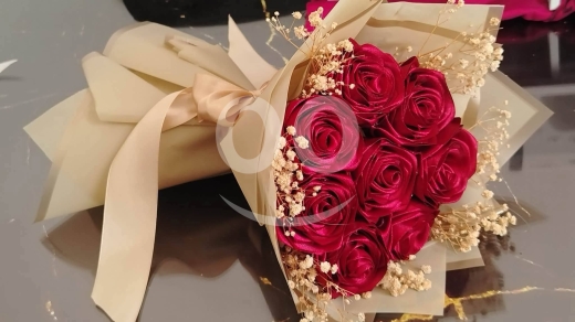 Autres biens dans Beyrouth - باقات ورد ستان أحمر فاخر للمناسبات السعيدة | Luxury Red Satin Rose Bouquets