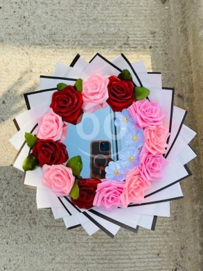 Autres biens dans Beyrouth - مرآة باقة الورد الستان المميزة لهدايا البنات والمناسبات | Trendy Satin Rose Bouquet Mirror Gift