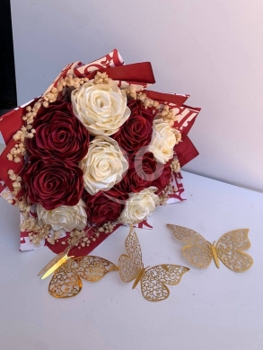 Autres biens dans Beyrouth - باقة ورد ستان مميزة بالأحمر والأبيض مع الفراشات الذهبية | Elegant Red &amp; White Satin Rose Bouquet