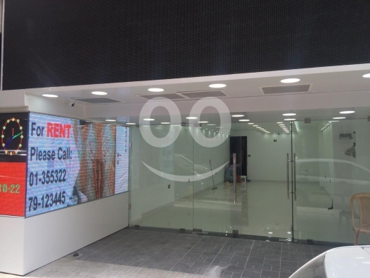 Commercials for rent dans Hamra - صالة عرض تجارية 600 مم للإيجار في الحمراء | Commercial Showroom for Rent in Hamra 600 SQM