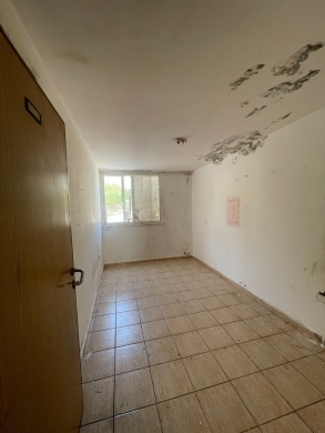 R9-3593 Building for Rent in Btouratij &ndash; Koura, 900 m&sup2;, 3 Floorsمبنى للإيجار في بتوراتيج الكورة &ndash; 900 م&sup2;، 3 طوابق