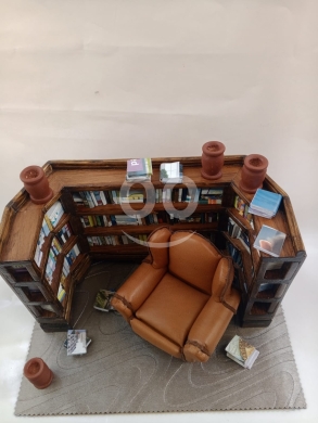 مكتبة مصغرة مصنوعة يدويًا مع كرسي بروجير جلد طبيعي | Miniature Handmade Wooden Library — 2