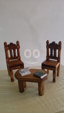 Antiques & Collectibles dans Saïda - طقم مصغر كرسيين وطاولة خشب موديل إنجليزي مصنوع يدويًا | Miniature Wooden Table &amp; 2 Chairs Set