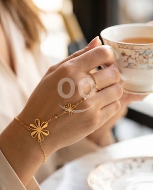 Vêtements, chaussures et accessoires dans Minieh - أسورة كف ذهبية ناعمة بتصميم الزهور | Delicate Gold Hand Chain with Floral Design