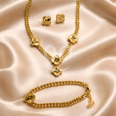 Vêtements, chaussures et accessoires dans Minieh - طقم إكسسوارات ذهبي بتصميم البرسيم الكلاسيكي | Elegant Gold Accessory Set with Clover Design