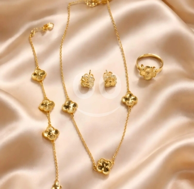 Vêtements, chaussures et accessoires dans Minieh - طقم إكسسوارات ذهبي ناعم بتصميم البرسيم | Elegant Gold Accessory Set with Clover Design