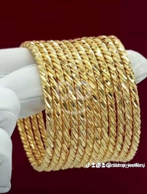الملابس، الأحذية والزينة في منيه - أساور ذهبية مميزة بتصميم مبروم كلاسيكي | Distinctive Twisted Gold Bracelets