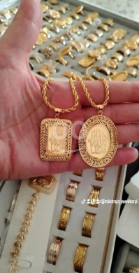 Vêtements, chaussures et accessoires dans Minieh - قلادات ذهبية بنقوش إسلامية | Elegant Gold Necklaces with Islamic Calligraphy