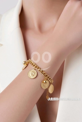 الملابس، الأحذية والزينة في منيه - أسورة كف ذهبية ناعمة بتصميم الزهور | Delicate Gold Hand Chain with Floral Design