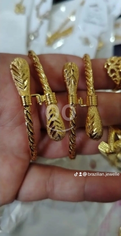 طقم إكسسوارات ذهبي بتصميم البرسيم | Elegant Gold Accessory Set with Clover Design