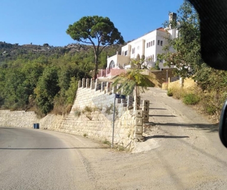 Lands for rent dans Baabda - R9-3637 Commercial Land for Rent in Baabda &ndash; 1,100 m&sup2;, Olive Trees, Panoramic View أرض تجارية للإيجار في بعبدا &ndash; 1,100 م&sup2;، أشجار زيتون، إطلالة جبلية