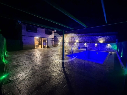 عقارات تجارية للبيع في عاليه - شالية للبيع في وادي كفرمتى (عاليه) - Chalet for Sale in Wadi Kafr Matta (Aley)