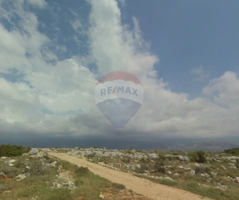 Lands for sale dans Nakhleh - R9-3645 Land for Sale in Nakhleh &ndash; Koura, 1560 m&sup2; Residential, Villa Area, Zoning 20/40أرض للبيع في نخلة الكورة &ndash; 1560 م&sup2; سكنية، منطقة فلل، تصنيف 20/40