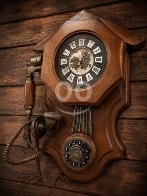 Antiques & Collectibles in Ghaziyeh - ساعة وهاتف من خشب الزان - تحفة فنية تعمل بكفاءة | Beech Wood Clock and Telephone - Functional Master