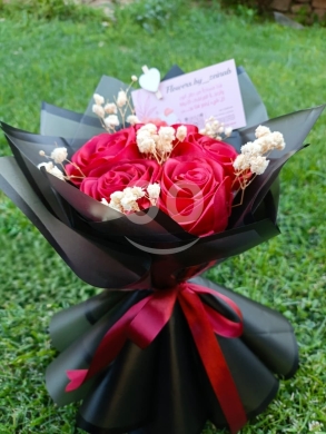 Autres biens dans Taalabaya - Handcrafted Red Satin Rose Bouquet | باقة ورد أحمر من الساتان