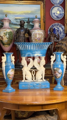 Antiques & Collectibles في مدينة بيروت - طقم سيفر وبسكوي ملكي فاخر 3 قطع رسم يدوي | Antique 3-Piece Sevres &amp; Biscuit Royal Set Hand-Painted