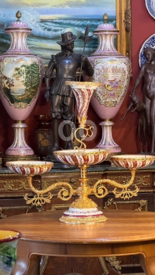 Antiques & Collectibles في مدينة بيروت - زنبقة سيفر وبرونز مطلي بالذهب | S&egrave;vres and Gold-Plated Bronze Lily