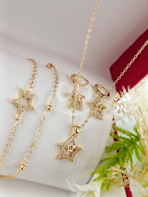 Clothes, Footwear & Accessories in Minieh - طقم إكسسوارات ذهبي بتصميم النجوم المرصعة بالفصوص | Golden Star Design Accessory Set