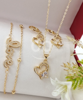 Clothes, Footwear & Accessories in Minieh - طقم إكسسوارات ذهبي بتصميم &quot;LOVE&quot; والقلوب المرصعة | Golden &quot;LOVE&quot; and Heart Design Accessory Set