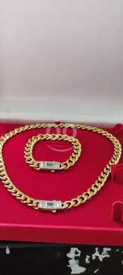 Clothes, Footwear & Accessories in Minieh - طقم سلاسل ذهبية فخمة مع قفل مرصع بالفصوص | Luxurious Gold Chain Set with Stone-Encrusted Clasp