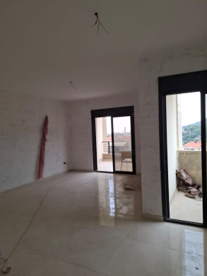Apartments for sale dans Ain el-Rihani - Apartment &amp; Roof For Sale in Ain El Rihani - Keserwan