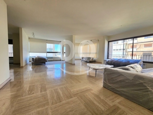 شقة واسعة للبيع في بدارو بموقع مميز | 250 m2 Spacious Apartment for Sale in Badaro Prime Location