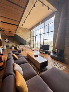 شقة دوبلكس فاخرة للإيجار في الحازمية بمساحة 220 متر مربع | Luxury 220 sqm Duplex Loft for Rent
