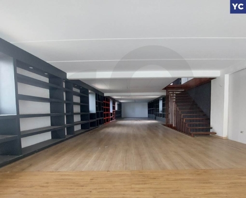 Showroom/Aamchit, Jbeil/عمشيت/ easy access / REF#YC136175 !