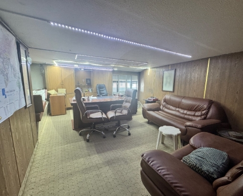 SHOWROOM/main road/Hazmiyeh - الحازمية/REF#JS133226 — 3