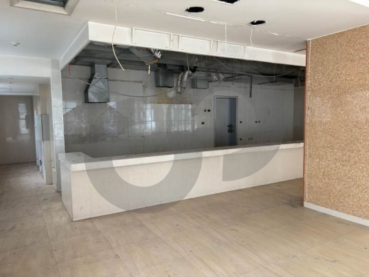 Spacious Prime Showroom for rent , mkalles/المكلّس REF#PH131590 — 3