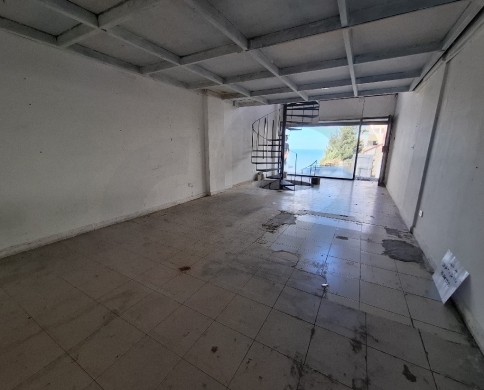 This prime 3-story shop in Mastita, Jbeil offers a fantastic investment opportunity. — 3