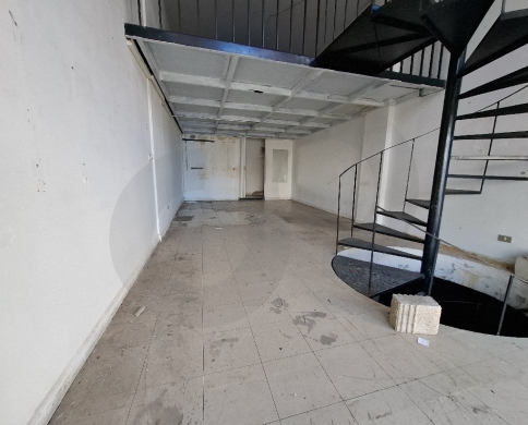 This prime 3-story shop in Mastita, Jbeil offers a fantastic investment opportunity. — 2