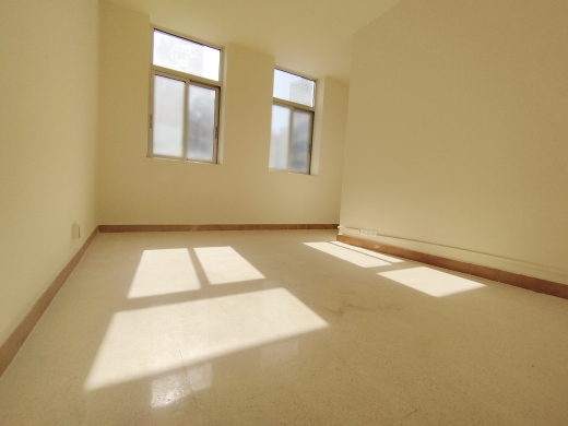 135sqm Office for rent in Mar Mkhayil! مار مخايل!
