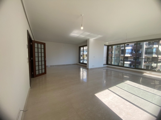 Sunny Apartment with Sea View For Sale in Caracas, Beirut — 2
