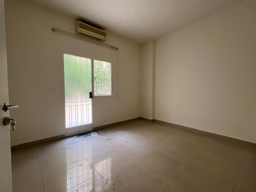 Great Potential! 2-Bedroom Apartment with Terrace For Sale in Achrafieh, Sassine — 4
