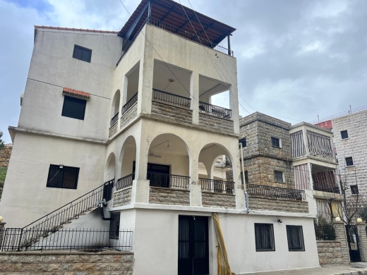 A 1,090 SQM Building For Sale in Bhamdoun