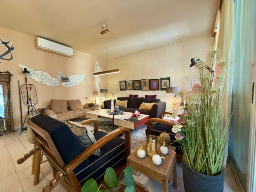 Beautiful 2-Bedroom Apartment For Sale in Achrafieh, Lycée — 2
