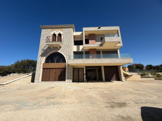 Exclusive! An Individual Villa For Sale in Ebrin, Batroun — 2