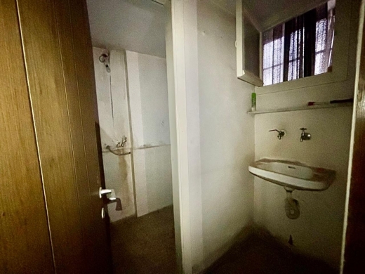 19 SQM Small Office For Sale in Badaro — 2