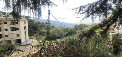 An Apartment with Garden For Sale in Shayle
