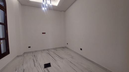 Refined Office with Private Suite/Apartment For Sale in Down Town — 10