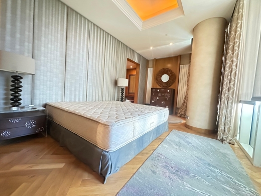 Beautiful 3-Bedroom Apartment For Sale in Down Town — 10