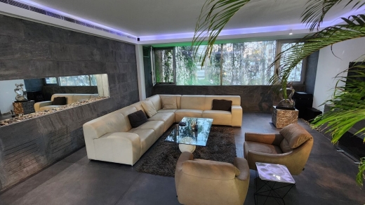 Exclusive! Luxurious Penthouse with Patio For Sale In Achrafieh, Carré D'or — 2