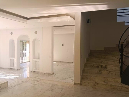 Luxurious Villa With Gardens & an Amazing View For Sale in Ghazir — 3