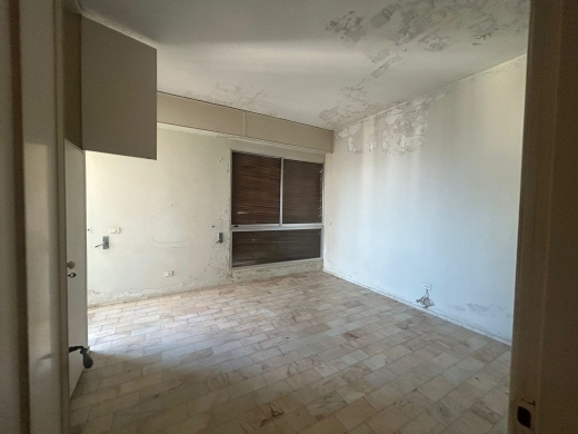 Fixer-Upper! Spacious Apartment In Tallet El-Khayat, Beirut For Sale — 11