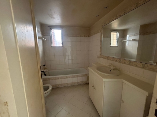 Fixer-Upper! Spacious Apartment In Tallet El-Khayat, Beirut For Sale — 13
