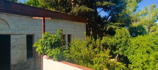 Land for Sale with an Old House In Maaysra